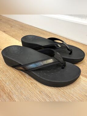 Vionic High Tide Black Platform Sandals Glossy Strap Women’s US 9.5 EU 41.5